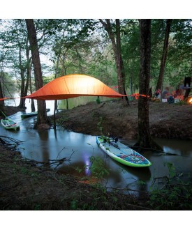 Matériel De Camping Hors Sol Sur Pieds Ou Suspendus Dans Les Arbres