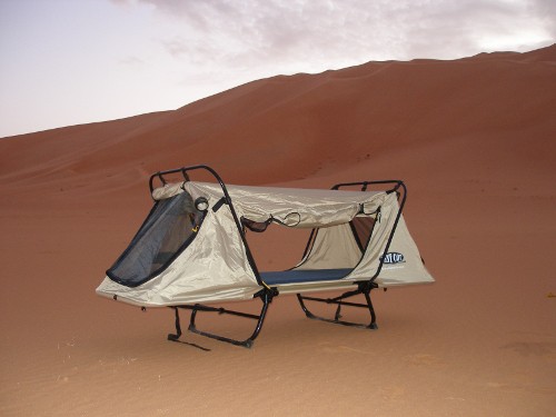La tente surélevée dans le désert