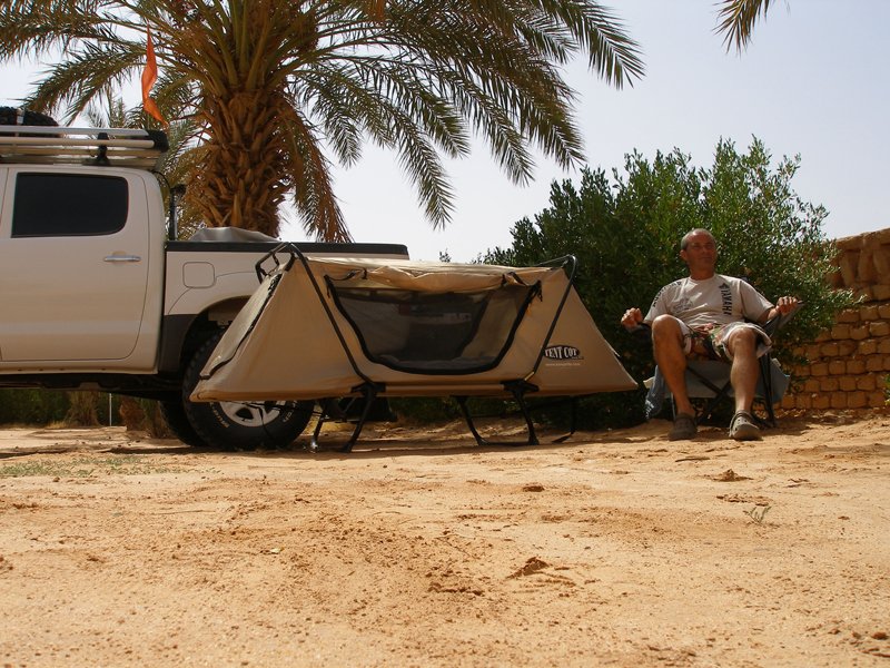La tente surélevée dans le désert