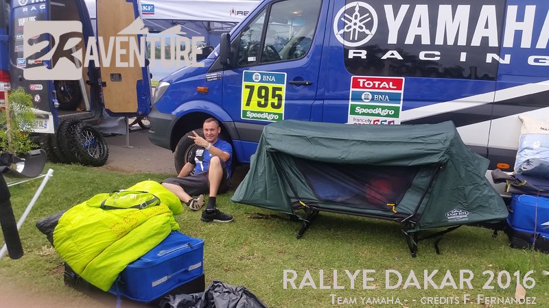 L'équipe Yamaha au bivouac avec une tente surélevée !