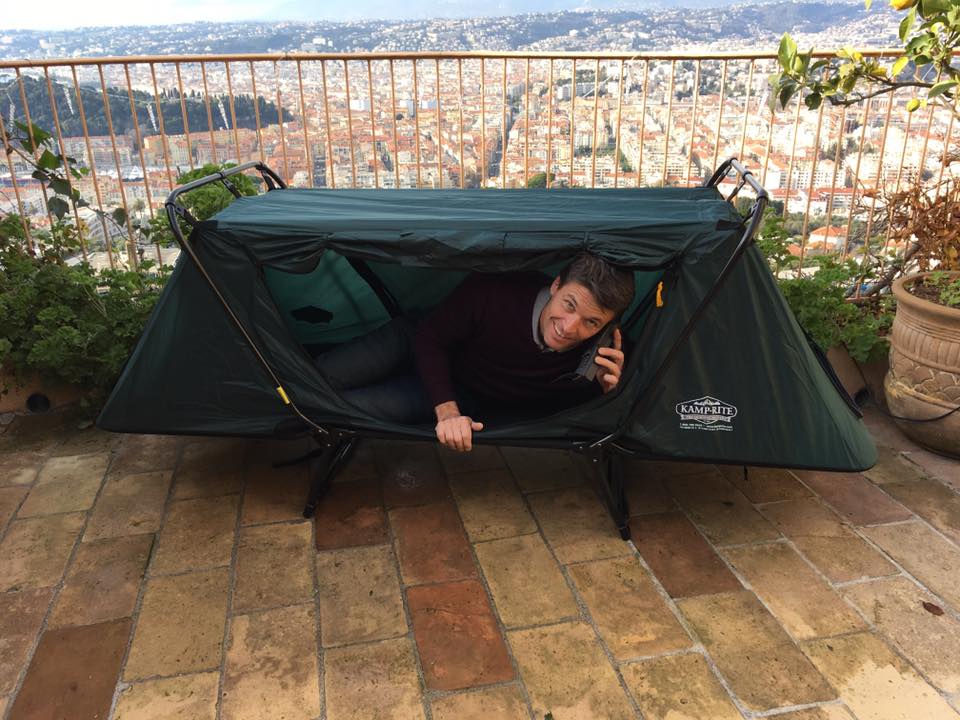 Tristan Couedel - l'Aventure le dakar sans assistance, avec une tente surélevée