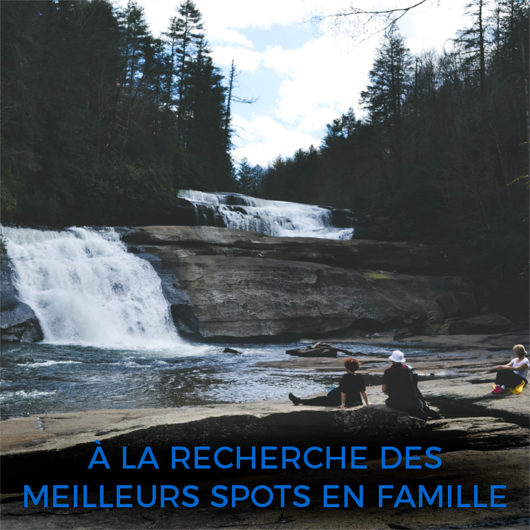 Famille au bord d'une cascade