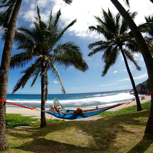 La Réunion une île volcanique,  camping sur la plage de cocotiers dans un hamac tentsile