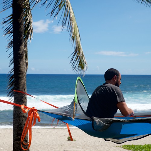 La Réunion une île volcanique,  camping sur la plage de cocotiers unA tentsile