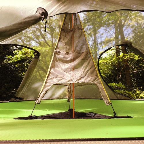 Stealth, la tente suspendue avec rangement