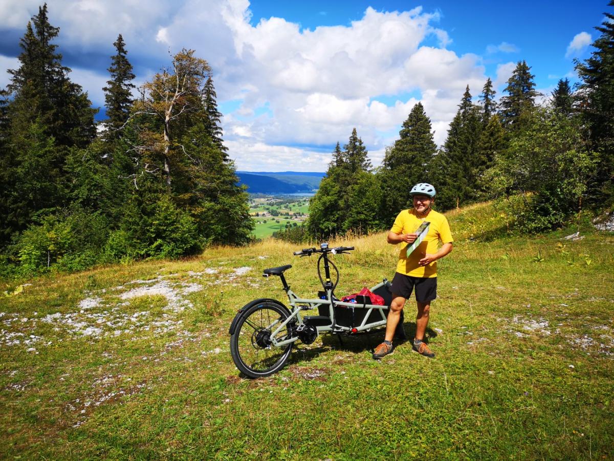 L'élagueur qui roule en vélo cargo , load de Riese Und Muller