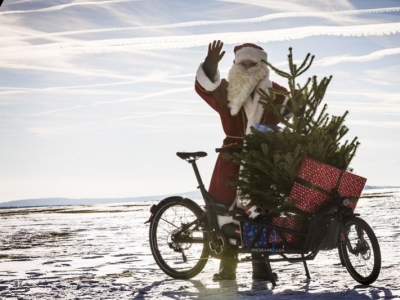 Découvrez comment le Père Noël roule à Vélo: Féerie à Deux Roues