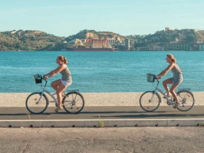 Maillot de bain ou maillot jaune, le vélo vous accompagne en vacances. 